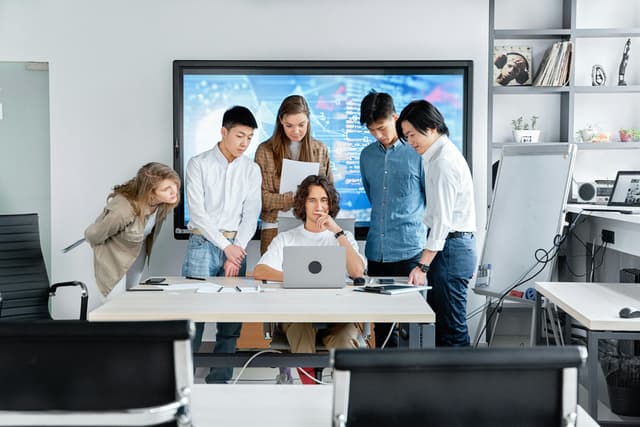Time de engenharia colaborando em decisão técnica