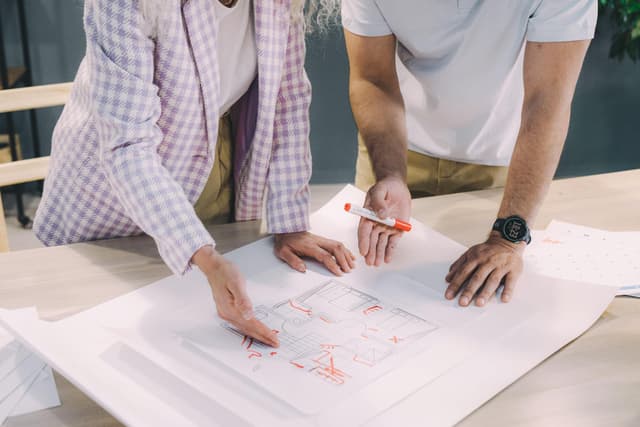 Equipe revisando arquitetura em vez de entregar features ao mercado