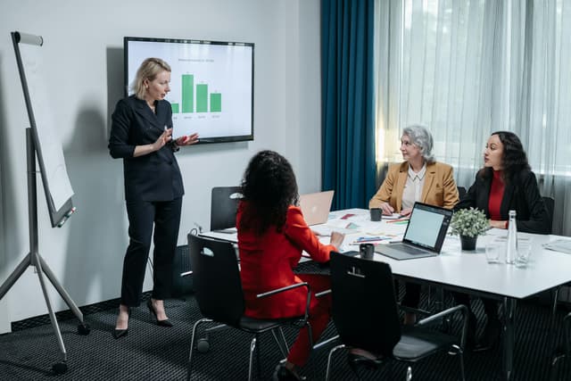 Onboarding de 14 dias com 3 fases: discovery, integração, primeira entrega validada
