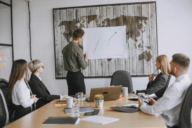 Em B2B enterprise, "lançar feio" é o conselho mais caro do Vale do Silício
