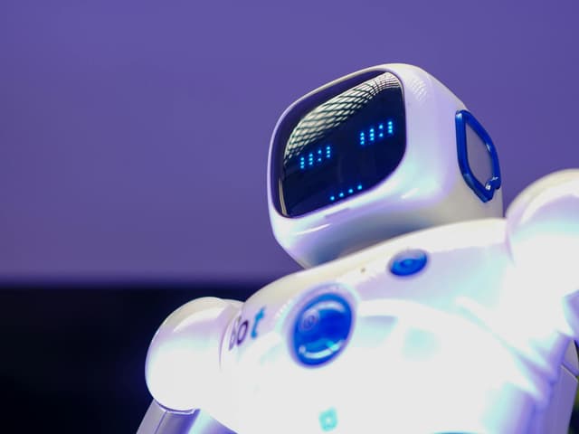 IA faz 80% do code review trivial — humano sênior cobre o que decide qualidade do produto