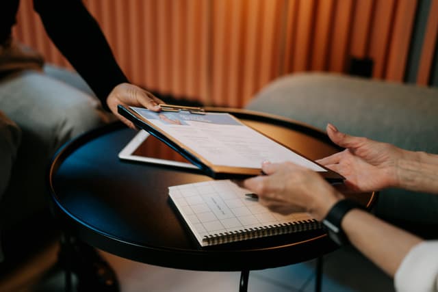 Reunião de negócios: gestora analisando métricas do projeto com o time