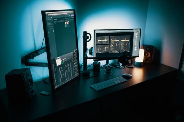 Todo gargalo de software começa pequeno e vira paisagem. Cinquenta minutos de deploy não foram uma decisão, foram um acúmulo.