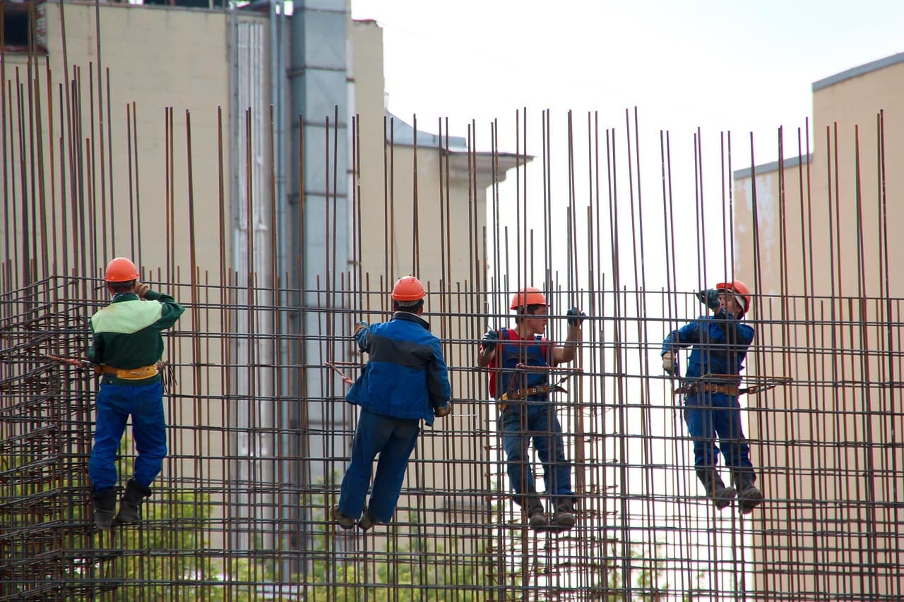 Na obra ninguém pergunta se está pronto: alguém conta o que está instalado e assina embaixo