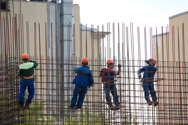 Na obra ninguém pergunta se está pronto: alguém conta o que está instalado e assina embaixo