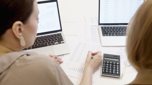 A regra que decide comissão costuma existir em três lugares ao mesmo tempo, com valores diferentes