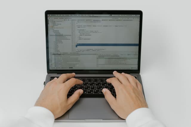 A dívida nova entra pelo pull request aprovado em quatro minutos